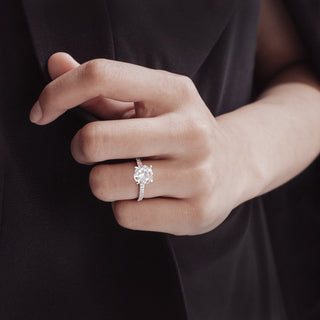 Gorgeous 1.50ct round solitaire moissanite ring close up of the setting