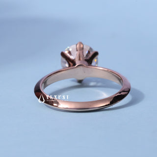 Top view of the Solitaire Round Cut Moissanite Ring centre stone