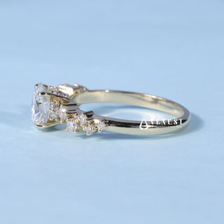 Stunning 1.0ct round cluster moissanite ring close up of the setting