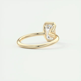 Lustrous 1.91ct emerald solitaire moissanite ring close up of the setting