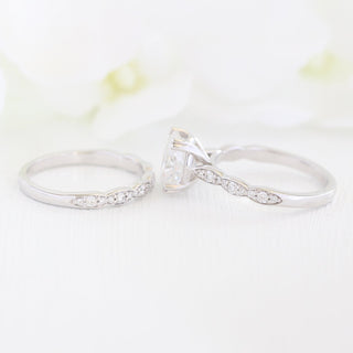2.0 CT Oval Brilliant Cut Solitaire Moissanite Bridal Set close up