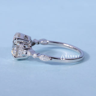 Lustrous 1.0ct round cluster moissanite ring close up of the setting