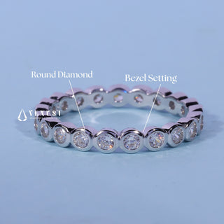Gorgeous round bezel moissanite wedding band close up of the setting