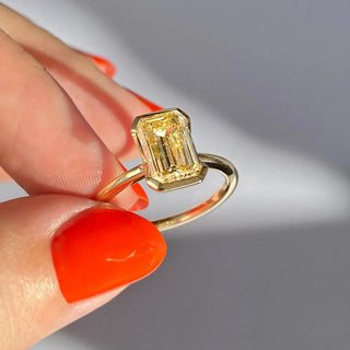 Lustrous 1.91ct emerald solitaire moissanite ring detail view of the band