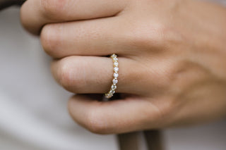 round-bubble-prong-moissanite-wedding-band