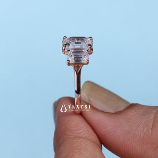 Brilliant 2.0ct emerald three stone moissanite ring close up of the setting