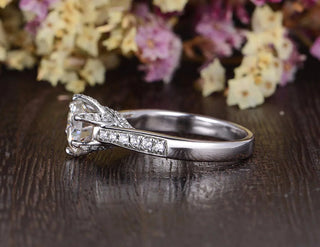 Chic 1.60ct round solitaire moissanite ring detail view of the band