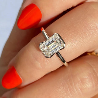 Brilliant 1.91ct emerald solitaire moissanite ring close up of the setting