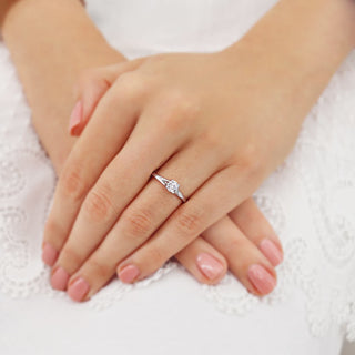 0-50-ct-round-shaped-moissanite-solitaire-engagement-ring