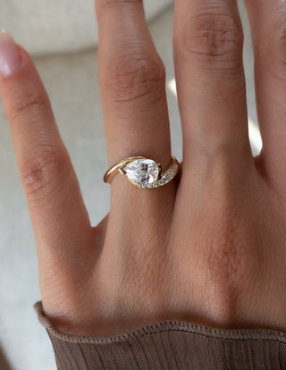 0.50CT-1.50CT Pear Moissanite Diamond Unique Engagement Rings Couple With Matching Band
