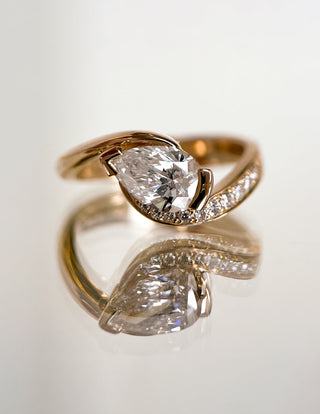 0.50CT-1.50CT Pear Moissanite Diamond Unique Engagement Rings Couple With Matching Band