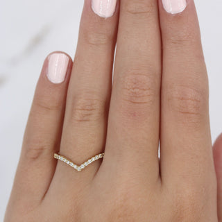 round-cut-curved-moissanite-wedding-band