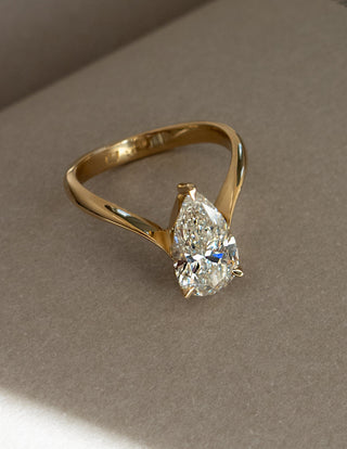 2.0CT-3.0CT Pear Moissanite Diamond Unique Engagement Rings Couple With Matching Classic Curved Band