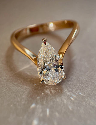 2.0CT-3.0CT Pear Moissanite Diamond Unique Engagement Rings Couple With Matching Classic Curved Band