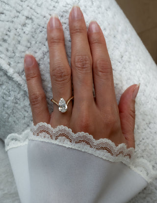 2.0CT-3.0CT Pear Moissanite Diamond Unique Engagement Rings Couple With Matching Classic Curved Band