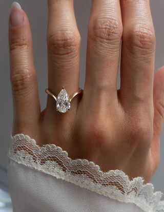 2.0CT-3.0CT Pear Moissanite Diamond Unique Engagement Rings Couple With Matching Classic Curved Band