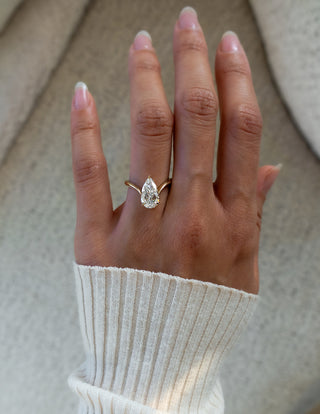 2.0CT-3.0CT Pear Moissanite Diamond Unique Engagement Rings Couple With Matching Classic Curved Band
