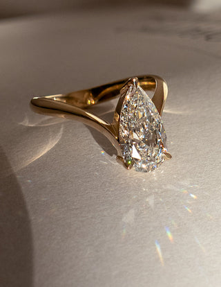 2.0CT-3.0CT Pear Moissanite Diamond Unique Engagement Rings Couple With Matching Classic Curved Band