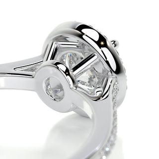 Chic 1.0ct round halo moissanite ring detail view of the band