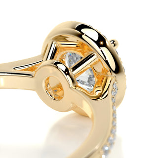 Chic 1.0ct round halo moissanite ring macro detail of the stones