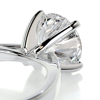 Shimmering 2.0ct round solitaire moissanite ring detail view of the band