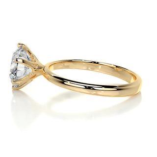 Brilliant 2.5ct round solitaire moissanite ring close up of the setting