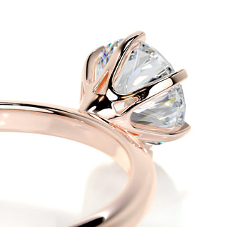 Chic 1.0ct round solitaire moissanite ring angled view showing its sparkle