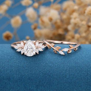 Chic 1.0ct pear cluster moissanite ring close up of the setting