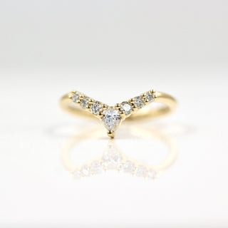 round-pear-cut-curved-moissanite-wedding-band