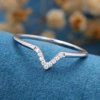 Vintage 1.30ct round moissanite wedding band close up of the setting