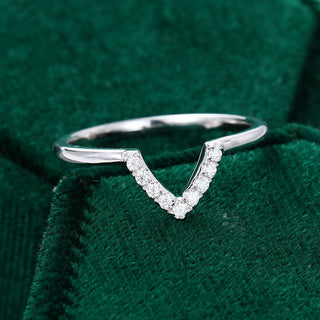 Sparkling 0.09ct round moissanite wedding band close up of the setting