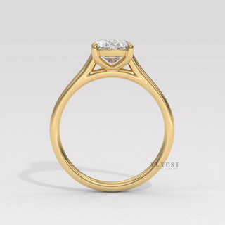 Oval cut ring with graceful center sparkle