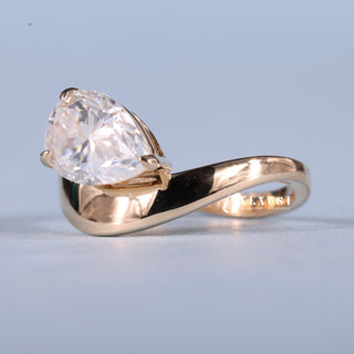 2.0CT Pear Cut Moissanite Diamond Unique Curved East West Engagement Ring