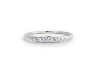 Stunning round cluster moissanite wedding band close up of the setting