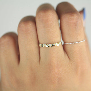 0-18ct-round-alternating-triangle-moissanite-diamond-wedding-band-in-solid-gold