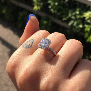 Brilliant 1.0ct emerald halo moissanite ring close up of the setting