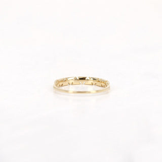 0-18ct-round-alternating-triangle-moissanite-diamond-wedding-band-in-solid-gold