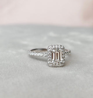 Chic 1.0ct emerald halo moissanite ring detail view of the band