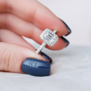 Chic 1.0ct emerald halo moissanite ring front view