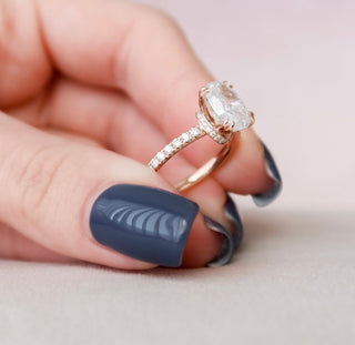 2.0 CT Oval Cut Halo Sparkling Moissanite Engagement Ring detail view