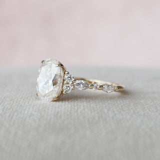 2.0 CT Oval Brilliant Cluster Moissanite Engagement Ring band view
