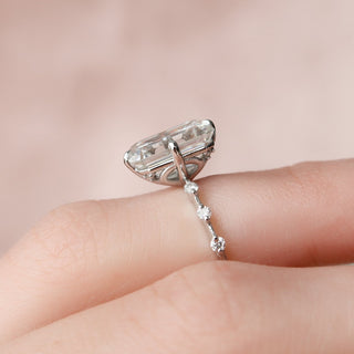 Sparkling 3.0ct emerald solitaire moissanite ring close up of the setting