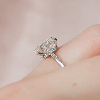 Gorgeous 2.0ct emerald hidden halo moissanite ring close up of the setting