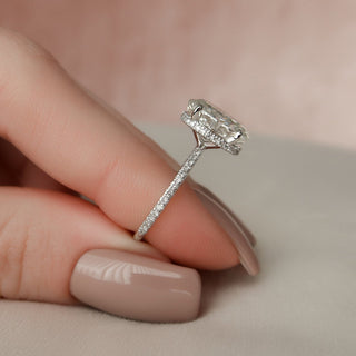 3.0 CT Oval Cut Halo Sparkling Moissanite Engagement Ring detail view