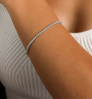 Round Brilliant Cut Solitaire Moissanite Tennis Bracelet close up