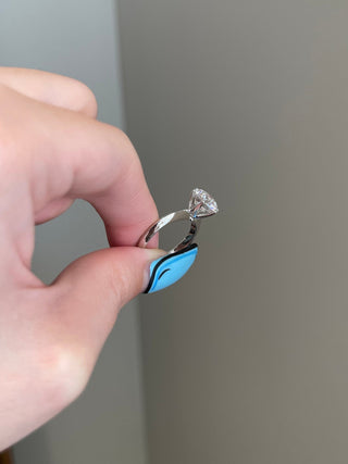 Gorgeous 3.0ct round solitaire moissanite ring close up of the setting