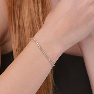 Round Brilliant Cut Sparkling Moissanite Tennis Bracelet close up