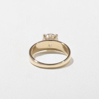 Stunning 1.0ct round moissanite wedding band close up of the setting