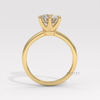 Round cut engagement ring with timeless shine