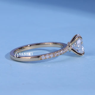 Sparkling 1.0ct oval pave moissanite ring close up of the setting
